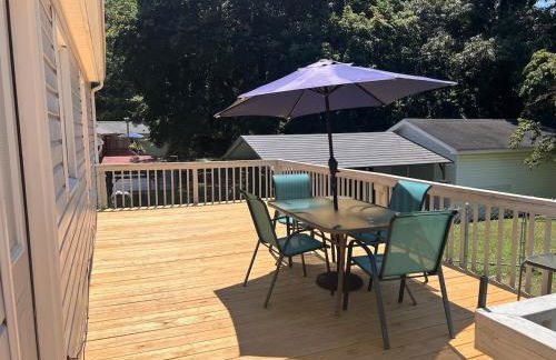 Cozy Stay Near DT with Deck and Yard - Foto 25