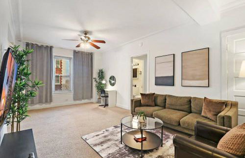 Sleek 1-Bedroom Apt in Chicago - East Park Tower 0610 rep - Photo 1