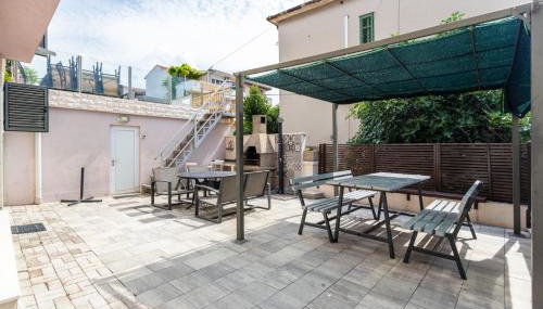 Beautiful Luxury House w sea View & Outside Space - Photo 2