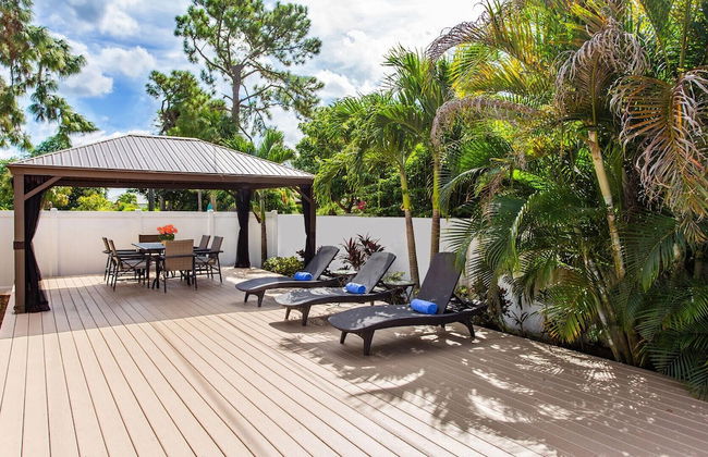 Amalfi Vacation Rental: Stylish 3-BR Retreat Steps from Vanderbilt Beach. Relax by the Private Pool and Enjoy Modern Amenities. Ideal for Families with Easy Access to Mercato and Local Attractions - Photo 17