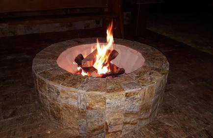 Chale de Madeira - Lareira e Fogueira---lindo gramado com mesa para café da manhã, churrasqueira e fogueira - Foto 52