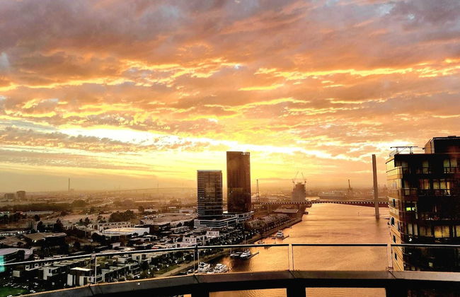 Melbourne Lifestyle Apartments - Best Views on Collins - Photo 1