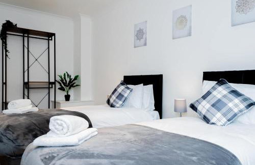 Spacious Home near Heathrow & Windsor with Parking - Photo 24