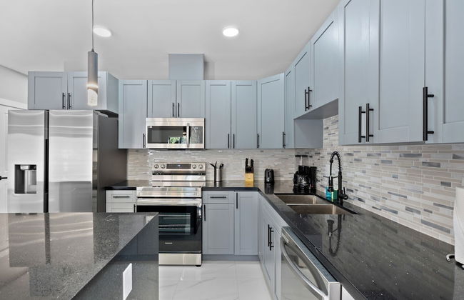 Modern 4-BR House with Free Parking - Photo 18