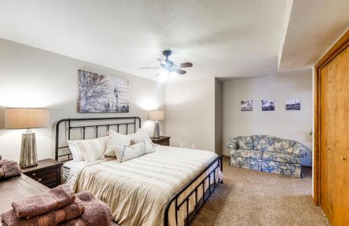 Lakefront Unit with Dock in Carlsbad! - Foto 9