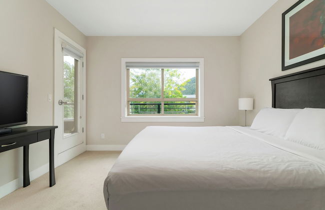 Opulent Oasis Exquisite 2Bedroom Retreat - Photo 3