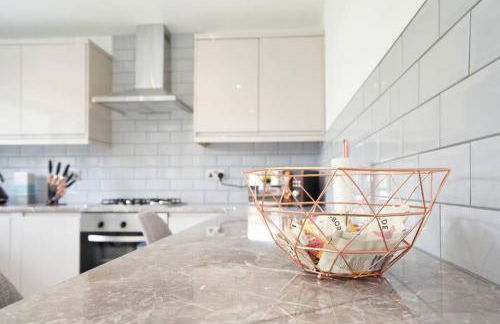 Home from home - 4 Double Bed House with Parking - Foto 6