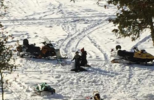 Charming Lakefront Cabin Rental with a Fire Pit near Brownville, Maine - Foto 13