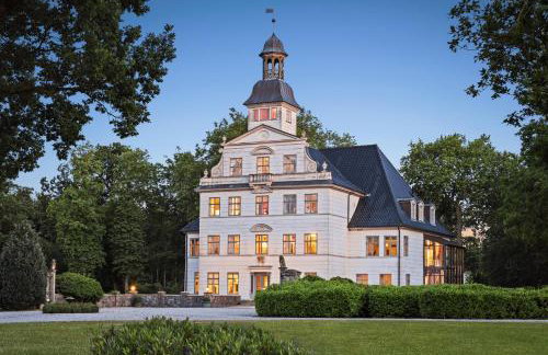 GUT KLETKAMP "Storchennest" - Ferienwohnung im Schlossturm mit 3 Schlafzimmern I Panorama-Turmzimmer mit Naturblick I Gemeinschaftsgarten I 15 Min zur Ostsee I Küche I Parkplatz I WLAN - Foto 1