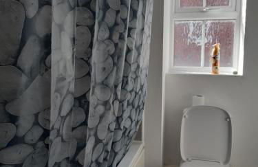 Our Guests Are Royal (KE) - Foto 3