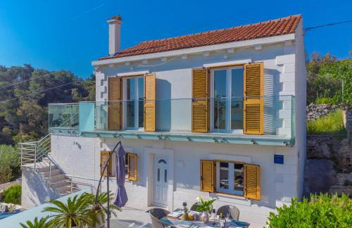 Uniquely designed Villa Ivana with outdoor Jacuzzi nearby the pebble Banje beach at the Island of Solta - Photo 11