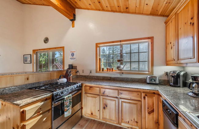 Wolf s Lair by Avantstay Swiss Chalet w Private Hot Tub Access to Northstar Resort Community - Photo 8