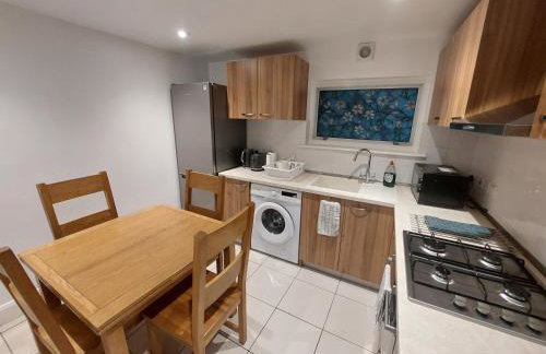 Cosy North Kensington Family apartment for 4 persons - Children stay free Netflix in all bedrooms Close to underground and overground stations - very convenient for Wembley Stadium - Foto 14