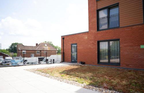 Modern 1-Bed Apartment with Parking near Heathrow - Photo 22