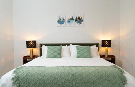 Sunrise Glow Spacious 2BR 2BA 2 King Beds Gym WFH - Foto 25