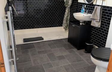 Belle 2 bedroom log cabin with hot tub, forest and loch - Foto 22