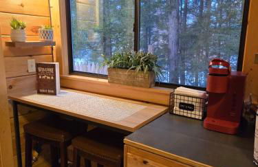 Incredible Modern Tiny Log Cabin near the Ammonoosuc River for a Romantic Getaway in New Hampshire - Foto 18