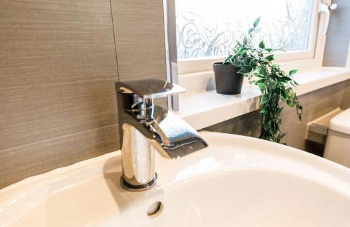 Spacious 2Bed - Great for Contractors - Driveway&Garden - Foto 48