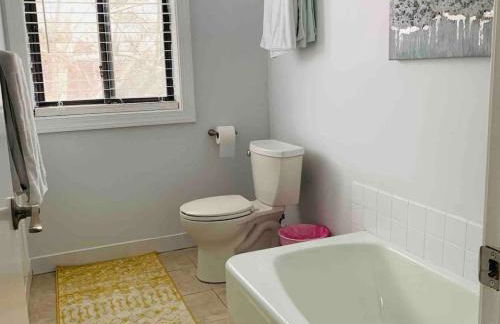 A Regal Retreat- Exclusive Parking, Prime Location - Foto 21