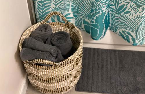 Lux House Of Champagne 2BR 2BA Free Parking & Wifi - Photo 19