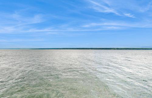 2BR Lakeside Home with Patio, Porch and AC - Foto 24