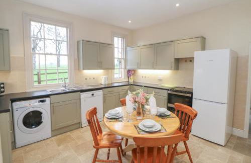 South Lodge - Longford Hall Farm Holiday Cottages - Photo 10