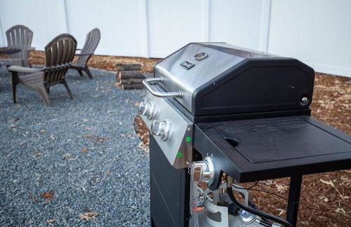 Couples Getaway | Walk to Unc | Free Cruiser Bikes - Foto 42