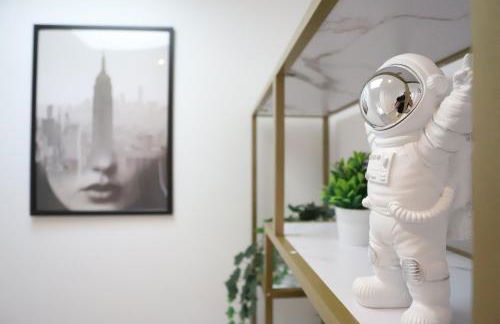 Spacious 3-Story Retreat with Rooftop Terrace and Modern Amenities - Foto 82