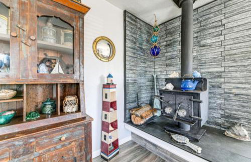 Updated Home 2 Mi to Beach in Crescent City! - Foto 5