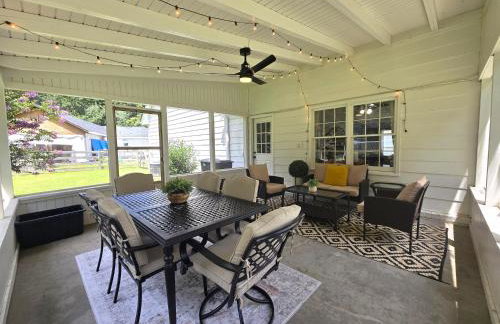 Cozy 5 BR Retreat Coffee StationFirepitPatio - Photo 31