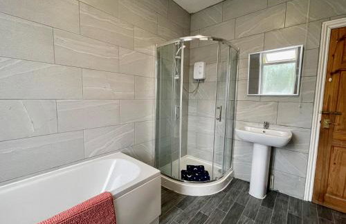 Kimberworth 4 Bedrooms House 8 Beds Close to M1 Suitable For Longer Stay - Foto 32