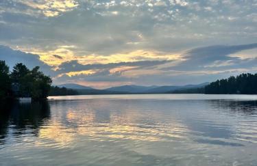 Luxe Modern Lakefront Oasis - Hot Tub, Sunset Views, Pet & Family Friendly! Close to UMF! - Foto 74