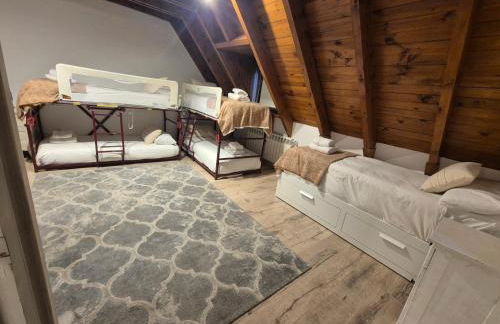 Chalet con encanto Jardín y Parking Privado - Foto 5