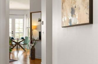 Chic 2BR • King Beds • Huge Patio • 95 Walk Score! - Foto 16