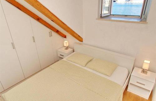 Waterfront stone house in city center - Photo 14