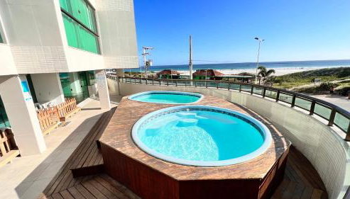 Apartamento Com VISTA PARA O MAR, Com Estacionamento, Portaria 24h, Cozinha Completa, Ar Condicionado, Wi-Fi 120mbps, Smartv e Piscina - Foto 2