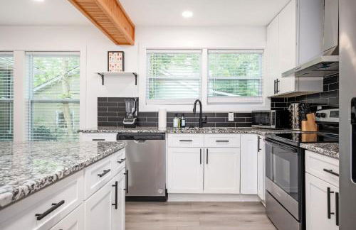 Chic 3BR Bungalow with Screened Porch & Patios - Foto 9