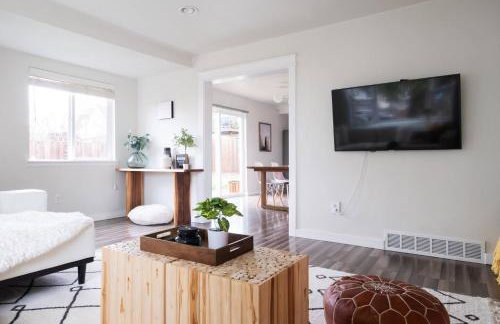 Stylish Modern Farmhouse wYard 10 mins from DT - Foto 10