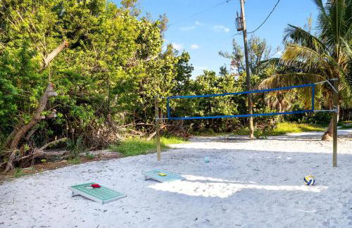 Charming Beachfront Cottage with Dock Slip and Kayaks on Little Gasparilla Island | Placida, FL - Foto 20