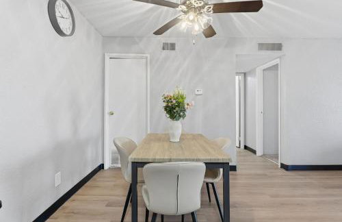 Comfortable bedroom and cozy living space - Foto 21