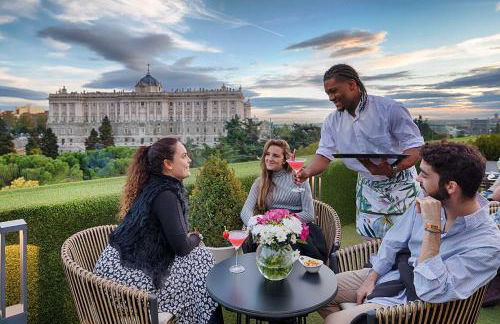 Apartosuites Jardines de Sabatini - Photo 10