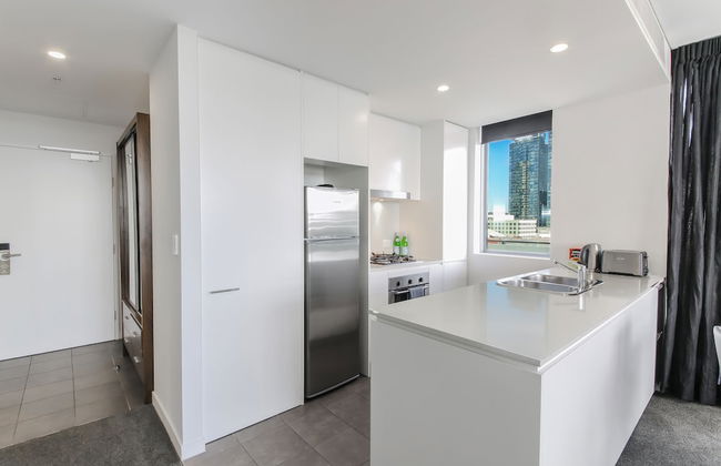 2 Bedroom Modern Apartment in Chatswood - Photo 5