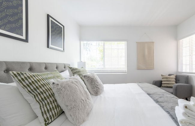 Charming Spacious Home - Modern Comforts, Prime Location - Photo 19