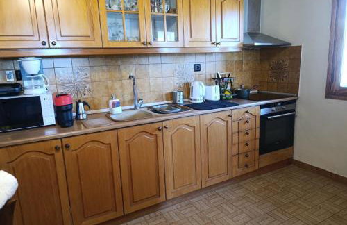 Peach Pine House - Escape Near City, Beach and Athens Airport - Photo 4