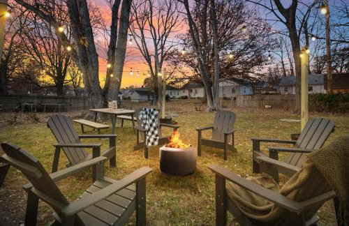 Urban Oasis Cozy Home Near Downtown with Game Room and Firepit - Foto 40