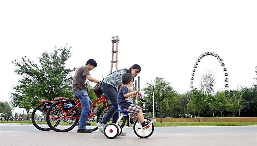Balade à vélo en famille dans le parc Fundidora