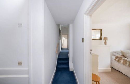 5 Bed Home with Private Parking - 25 Mins To Central London - Foto 35