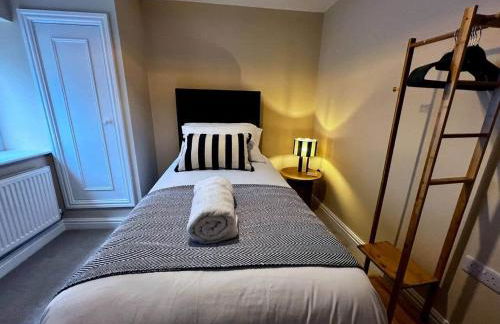 Elegant Hayfield Escape - Heart of Peak District - Photo 28