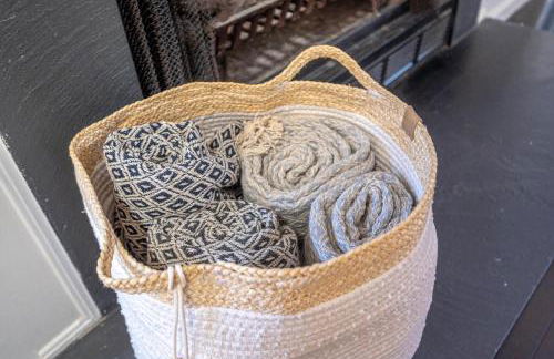 Color Pop Cottage Stylish 2BR with 2 Parking Spots - Foto 12