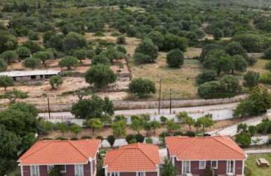Lorraine's Cottage Style Studios, shared swimming pool and bbq only for guests at Simotata village - Photo 2
